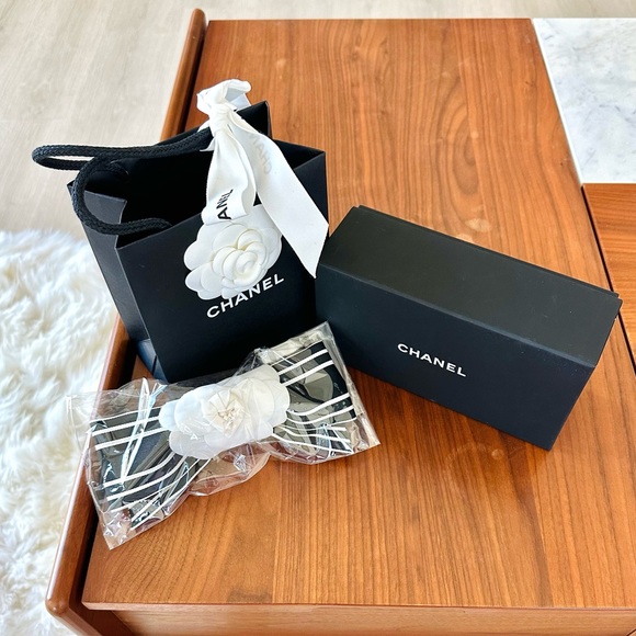 Chanel Camelia Bow Hair Accessory (Large) - Picture 4 of 10